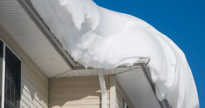 Essential Roof Snow Removal Tips for Homeowners in Auburn, Maine