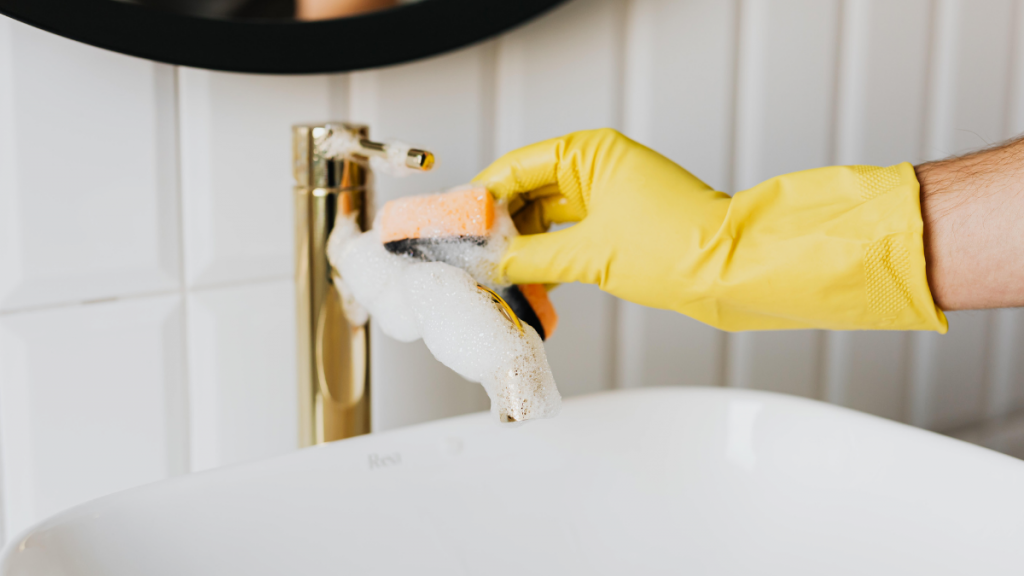 mold cleanup and remediation in the bathroom