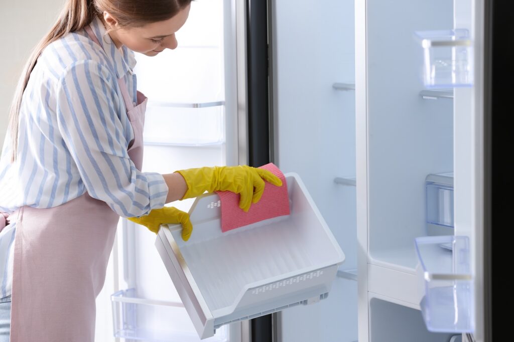 cleaning fridge shelves