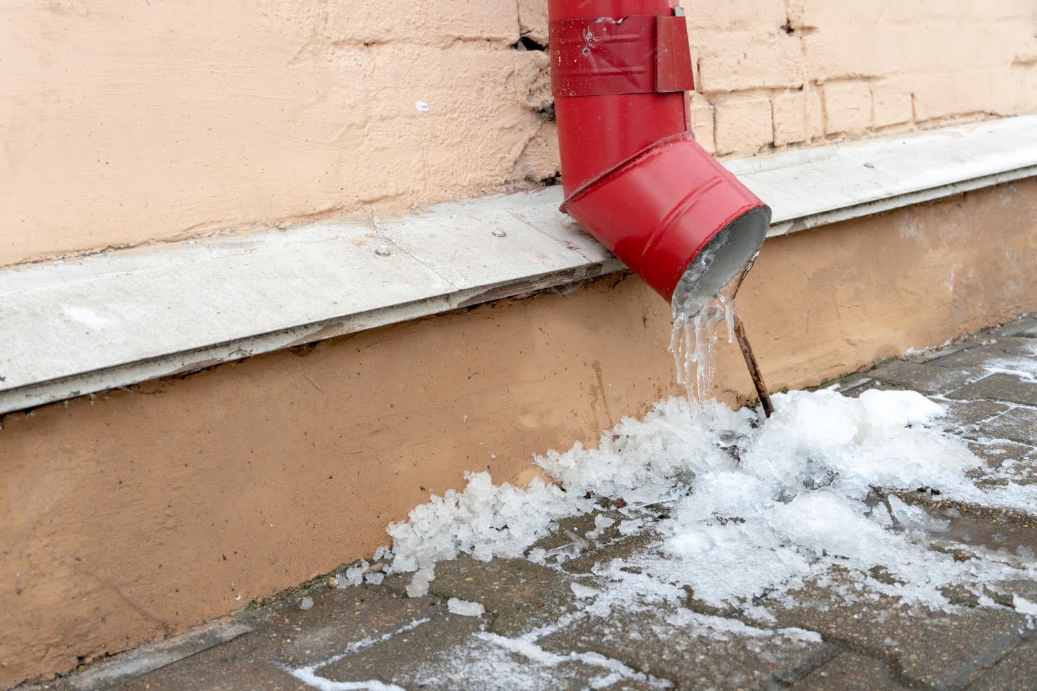 What to Do When a Frozen Pipe Bursts in Your Howell Home