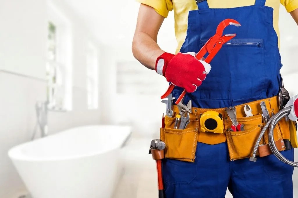 A professional plumber can navigate the issues of a bathtub leaking better than anyone.