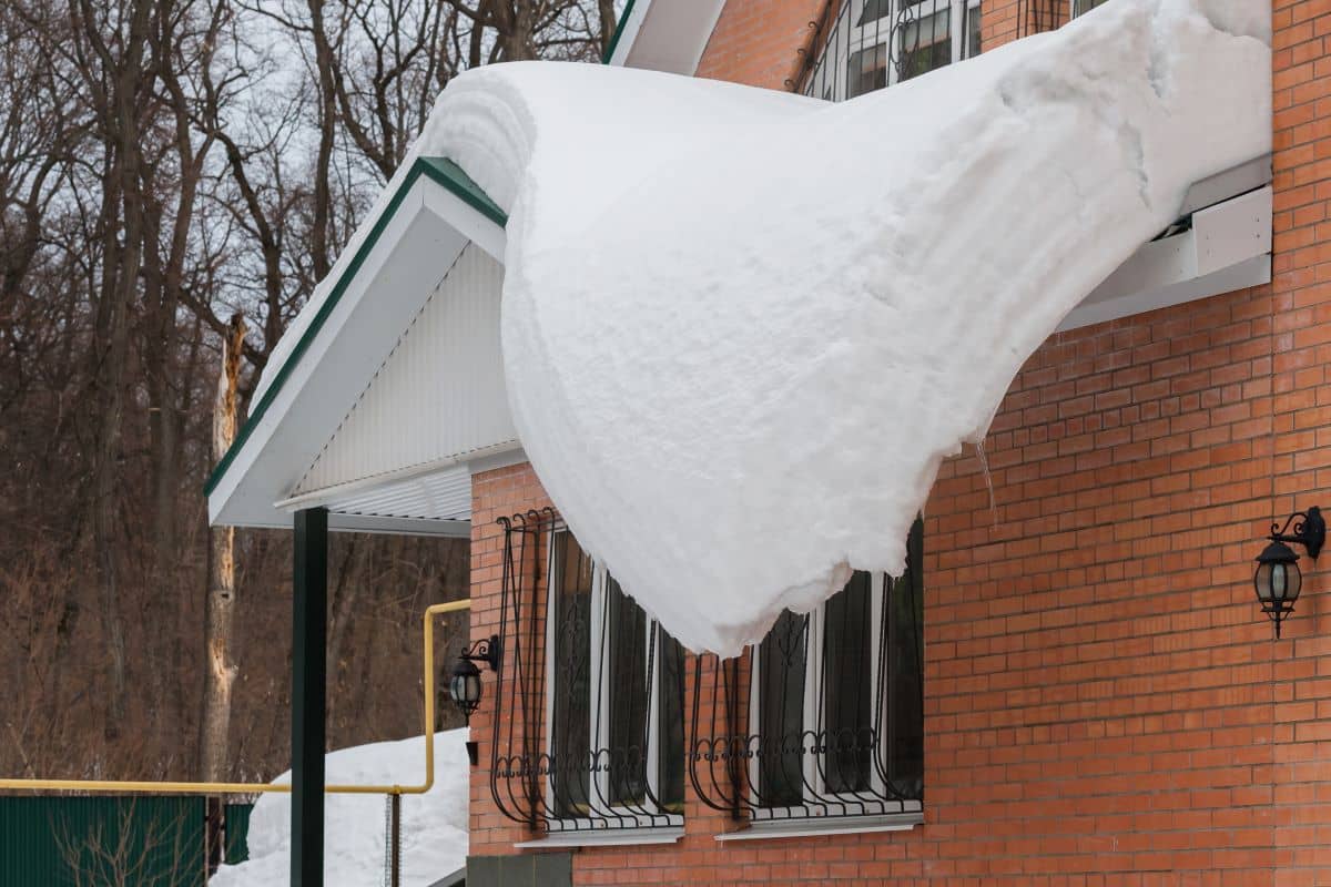 9 Tips for Snow Removal from Roofs Safely in 2022
