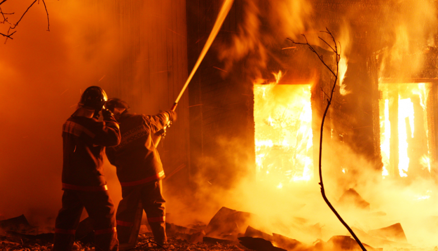 how hot does a house fire get