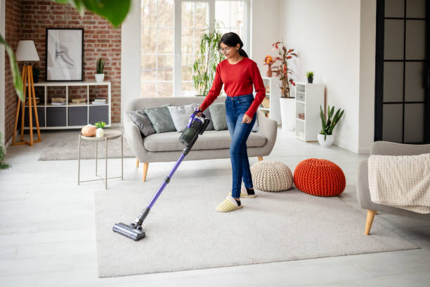 Carpet cleaning services in Staten Island technician cleaning family room carpet