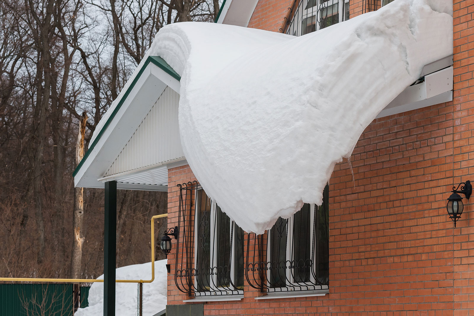 Tips to Safely Remove Snow from a Roof for 2022