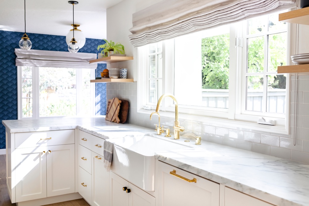 Golden kitchen faucet interior design having used moisture prevention